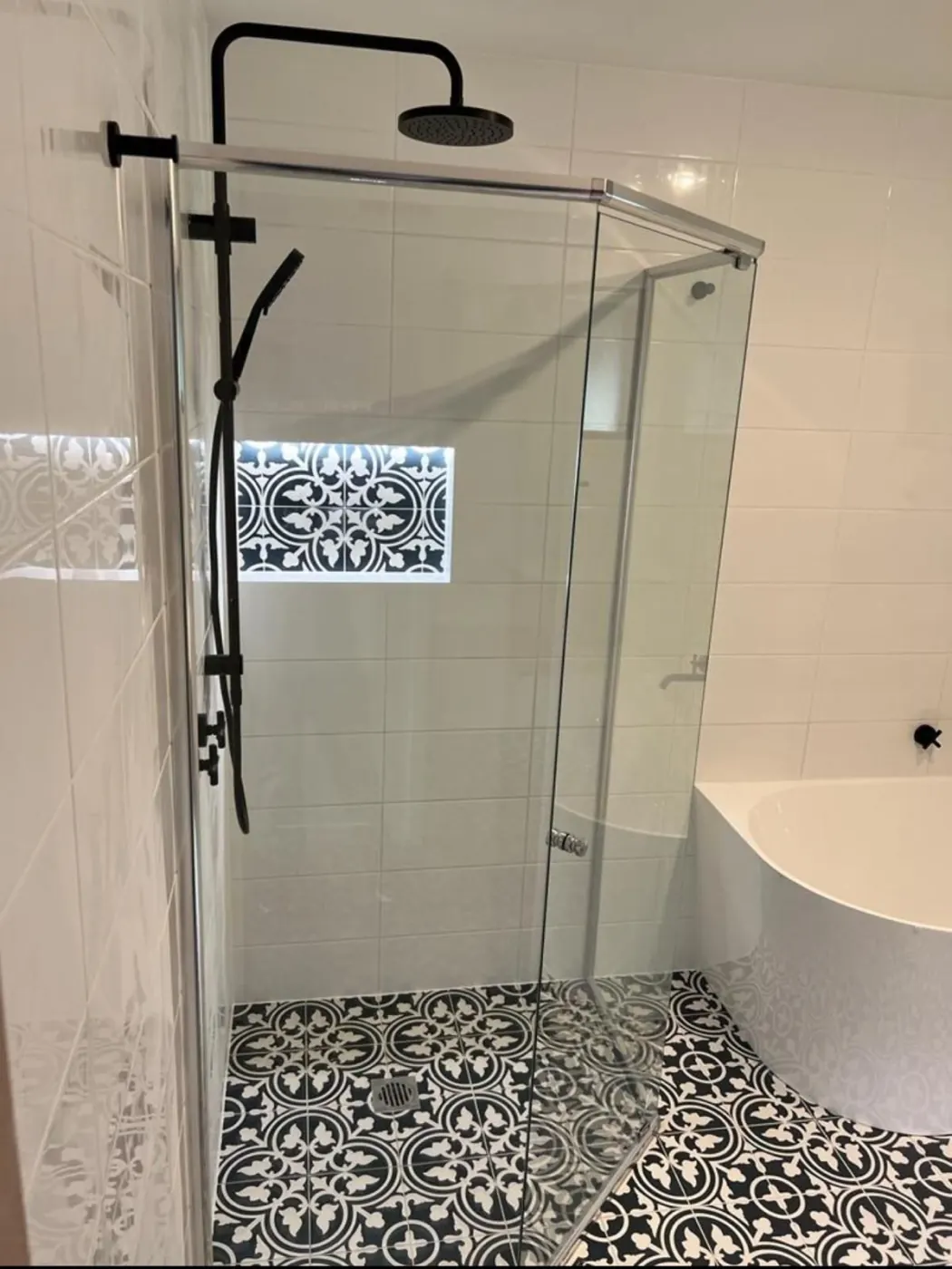 Shower with patterned floor tiles